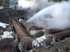 В Якутске энергетики устраняют течь на водопроводе