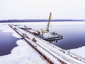 «РН-Юганскнефтегаз» впервые возвел наплавной автомобильный мост через Иртыш в ХМАО-Югре