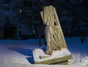 Памятник детям блокадного Ленинграда на Васильевском острове оформлен акцентной подсветкой
