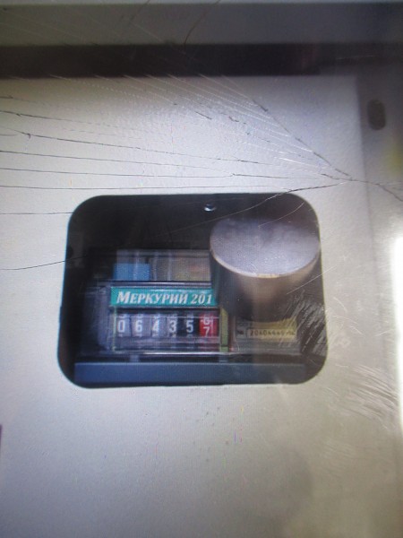 Находчивый сибиряк маскировал нелегальную электропроводку под лежачий полицейский
