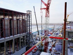 «ЗапСибНефтехим» в январе заключил контракты с 42 российскими предприятиями на поставку стройматериалов и оборудования