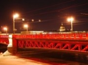 «Ленсвет» установил красный режим подсветки Дворцового моста