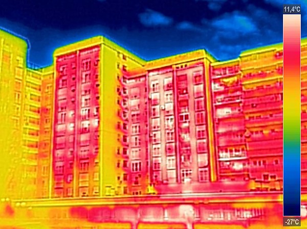 Арт-проект «Цвета потери тепла» в 7 городах России докажет: 40% тепла домов уходит на ветер
