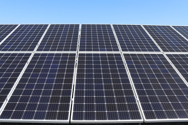 В Башкирии открылась крупнейшая солнечная электростанция с промышленными накопителями энергии