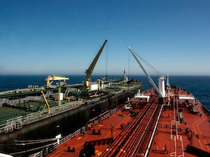 Переплывая санкции: танкеры перегружает нефть у побережья Греции