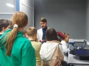 Центр аддитивных технологий в Москве демонстрирует школьникам инновационное оборудование