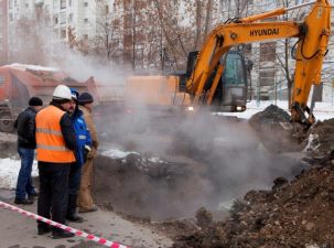 Екатеринбургская теплосетевая компания устраняет повреждение трубопровода на Уралмаше