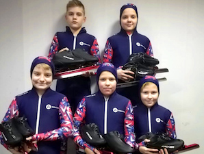 СХК помог приобрести спортинвентарь для юных конькобежцев Северска