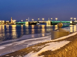 Дворцовый мост в Санкт-Петербурге предстал в весенних праздничных цветах