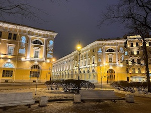 Художественная подсветка зданий на площади Ломоносова в Санкт-Петербурге дополнена световыми проекциями