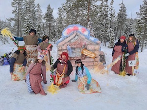 В Полярных Зорях встретили весну фестивалем снежных фигур «Ядрёная баба»
