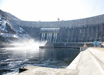 На Саяно-Шушенской ГЭС начались плановые холостые сбросы