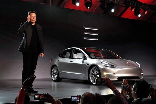 Компания Tesla представила электромобиль Model 3