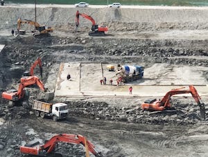 На стройплощадке Красногорских МГЭС укладывают бетон в основание сооружений станции