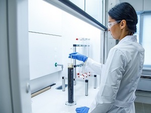 «Конданефть» ввела в эксплуатацию новую химико-аналитическую лабораторию