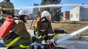 На Белоярской АЭС отработали навыки тушения лесной подстилки и очагов пожара в помещении