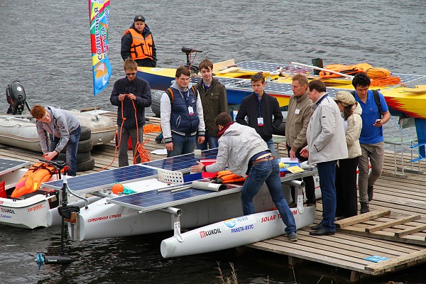 Лодки на солнечных батареях состязались на инженерном фестивале 