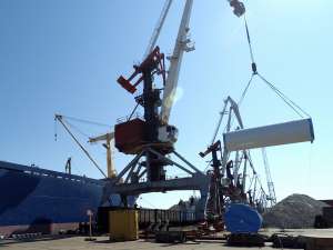 Ветроэнергетические установки для арктического поселка Тикси доставлены во Владивосток