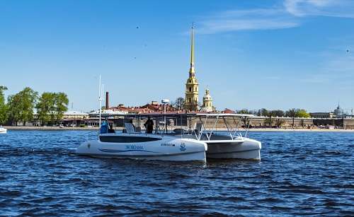 В Санкт-Петербурге спутили на воду первый  российский экокатамаран на солнечных батареях