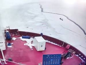 Экипаж российского нефтяного танкера спас рыбаков в Карском море