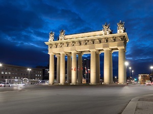 Новая подсветка преобразила Московские триумфальные ворота в Петербурге