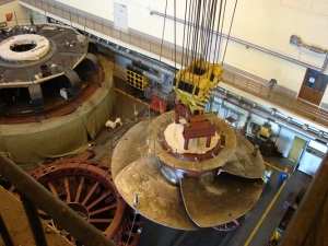 На Новосибирской ГЭС установили рабочее колесо новой пятилопастной турбины