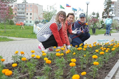 Сотрудники БАЭС вместе с помощниками из детсада высадили к Дню России  30 000 цветов