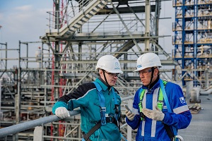 НИПИГАЗ завершил монтаж 87-метровой конструкции для установки переработки нефти «Евро+» на  Московском НПЗ