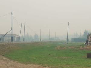 К дизельной электростанции в якутском селе Сутуруоха приближается лесной пожар