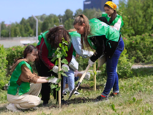 «Татнефть» отметила  День эколога высадкой деревья в Альметьевске