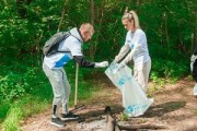Волонтеры «Газпромнефть-Оренбург» очистили берега реки Урал у Зауральной рощи