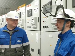 Электромонтеры Западно-Таркосалинского газового промысла отрабатывают навыки на тренажере