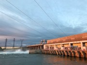 Новосибирская ГЭС сбрасывает плавающую древесину через водосливную плотину