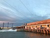 Новосибирская ГЭС сбрасывает плавающую древесину через водосливную плотину в нижний бьеф гидроузла