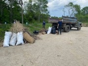 Сотрудники Райчихинской ГРЭС очистили от мусора берег озера с краснокнижными лотосами