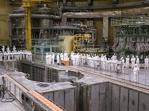 В реактор нового энергоблока Ленинградской АЭС загружена первая топливная сборка
