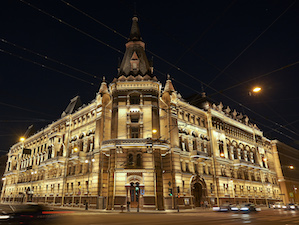 Подсветка преобразила здание Дома офицеров в Санкт-петербурге