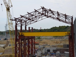 Строители Зарагижской ГЭС приступили к монтажу мостового крана