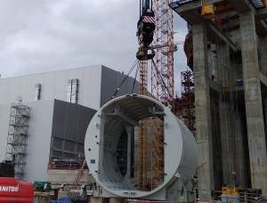 «Титан-2» установил транспортный шлюз здания реактора на втором энергоблоке строящейся ЛАЭС