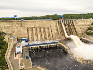 Бурейская ГЭС открыла затворы поверхностного эксплуатационного водосброса
