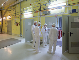 Чернобыльская АЭС цементирует радиоактивные отходы в 200-литровых бочках