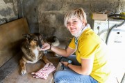 Слесарь теплосетевого подразделения Софья Зиновьева СГК «усыновила» собаку-инвалида Сильву