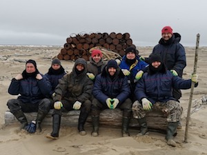 «Газпром добыча Надым» помогает волонтёрам очистить арктический остров Вилькицкого