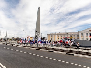 ЕВРАЗ подарил на 300-летие Нижнего Тагила мост через городской пруд, стелу и праздничный концерт