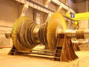 В машзале первого энергоблока Ленинградской АЭС-2 ведется сборка паровой турбины