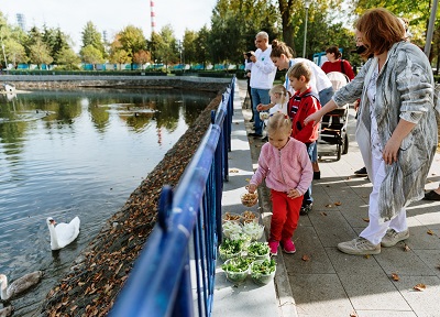 На пруду Московского НПЗ дети из многодетных семей Капотни накормили лебедей капустой, яблоками и клевером