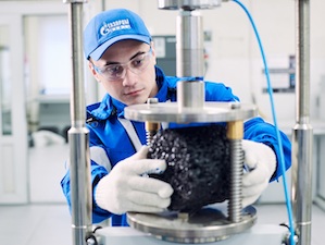 «Газпром нефть» усовершенствовала производство инновационного битума для строительства дорог