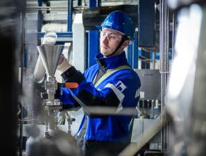 «Газпром нефть» построит в Омске первый в России современный завод по производству катализаторов