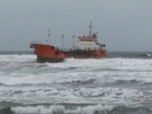 На борту севшего на мель у берегов Сахалина танкера находится 786 тонн топлива