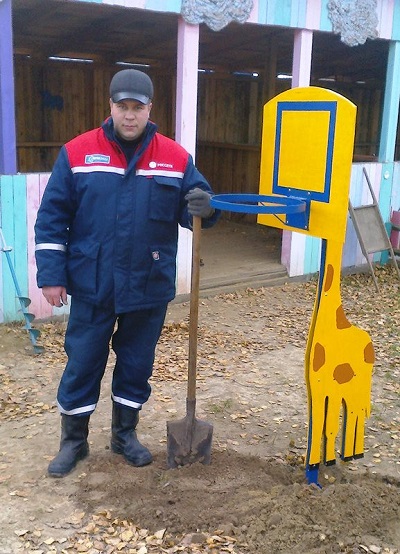 Инженер службы подстанций Михаил Хлопушин подарил детскому саду жирафа